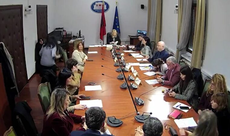 Komisioni Per Librin