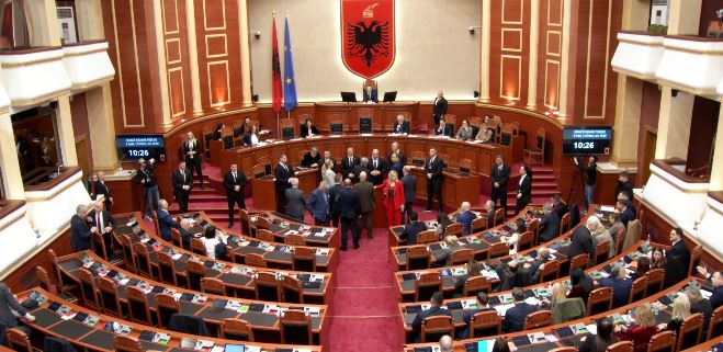Peleshi i heq fjalën Berishës, tensione në Kuvend. Deputetët e opozitës zbarkojnë në foltore
