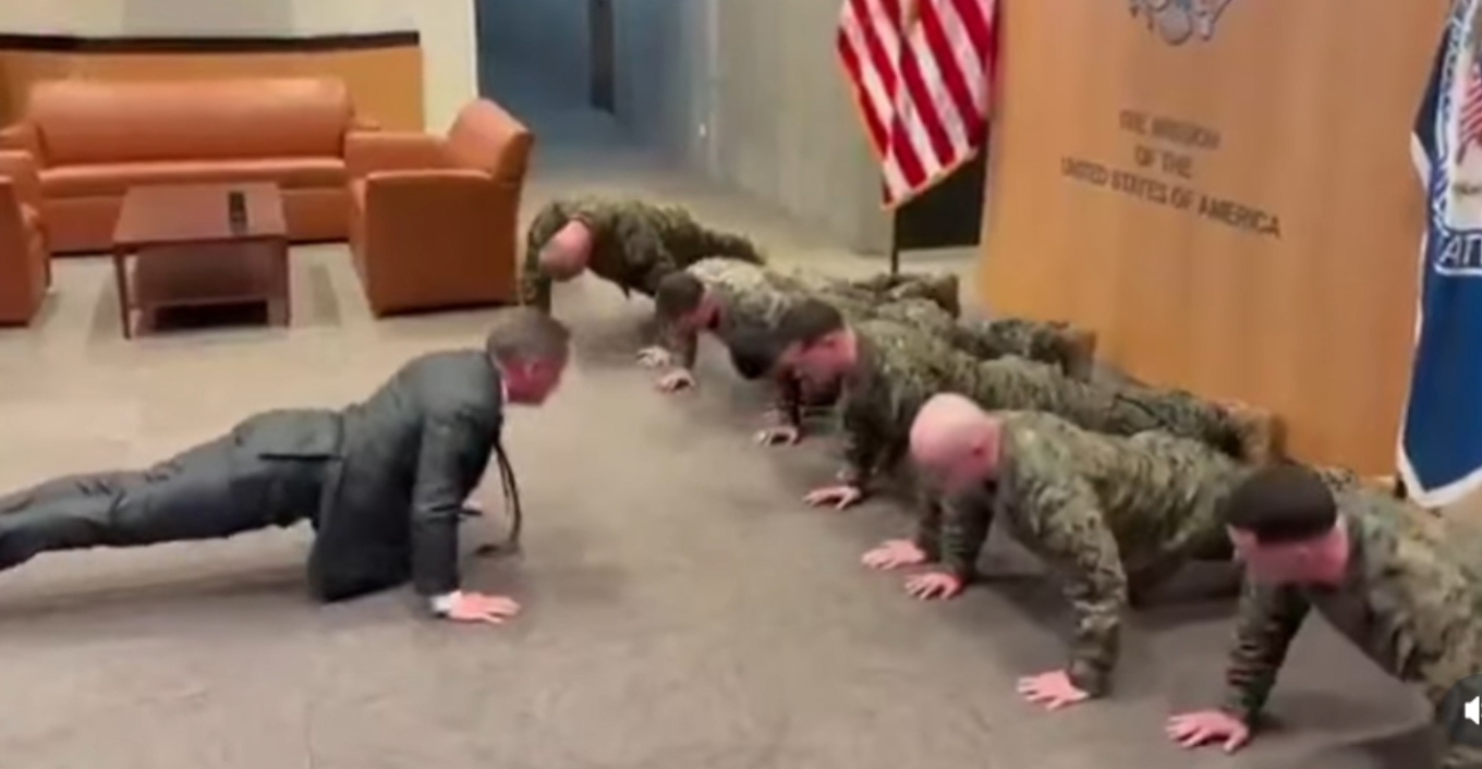 Pamjet virale/ I veshur me kostum dhe kravatë, ambasadori i SHBA në OKB garë me pompa me marinsat amerikanë