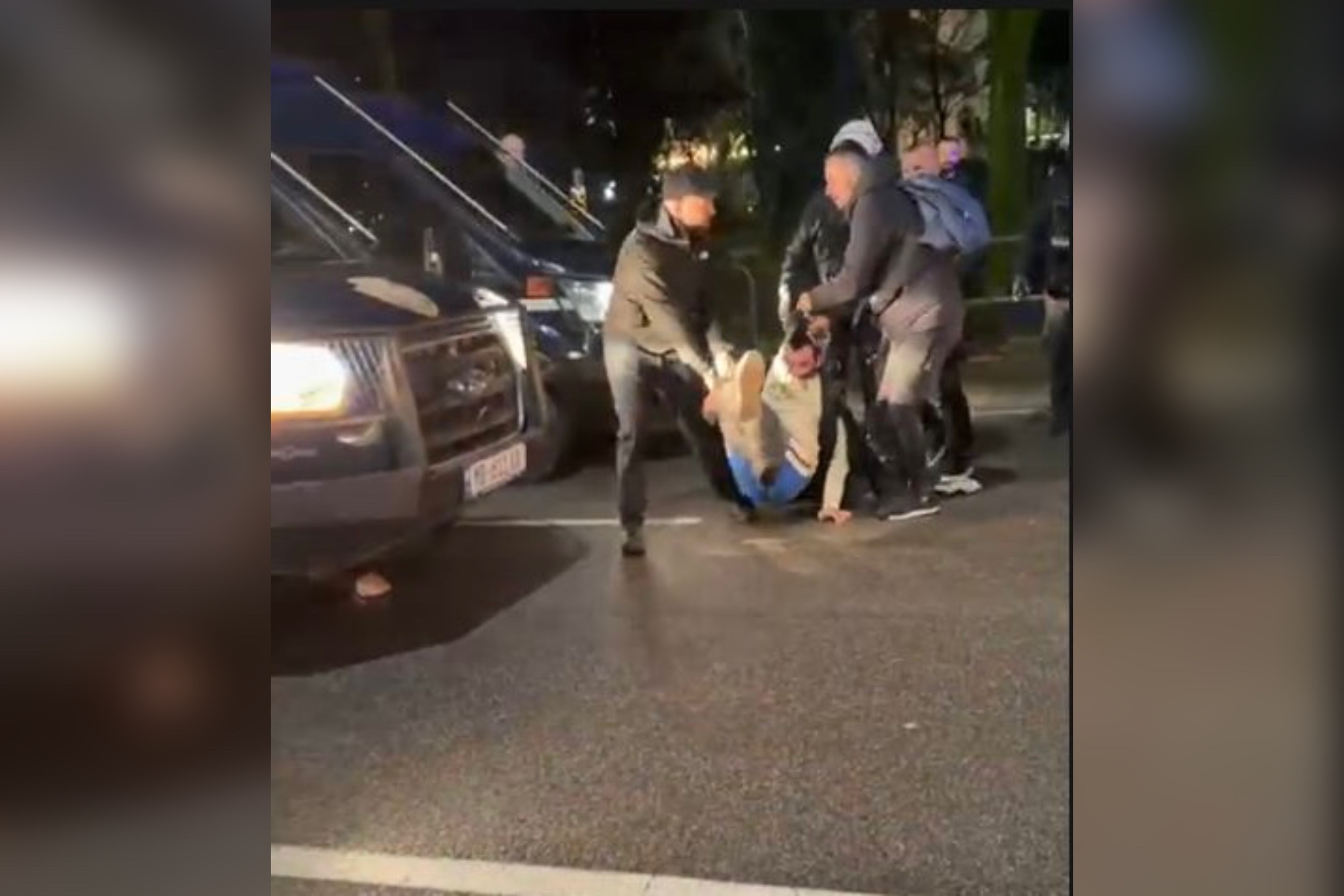 VIDEO  Protesta e opozitës  policia tërheq zvarrë disa protestues për t i shoqëruar në komisariat