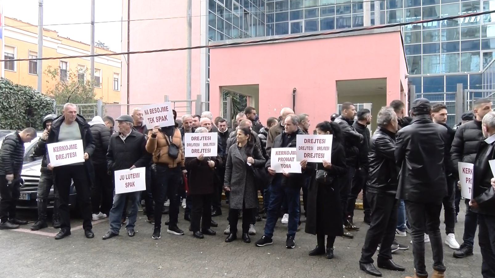  Kërkojmë drejtësi    Kundër ndërtimit të resortit turistik  banorët e fshatit Rrjoll në Velipojë protestë para SP   