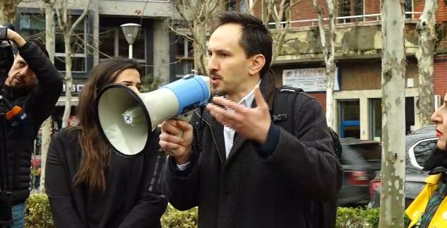 “Kjo qeveri do vetëm oligarkët”/ Deputeti i Lëvizjes “Bashkë” nga protesta para Kuvendit: Shqiptarëve po iu grabiten pronat dhe ëndrrat! T’i trajtojmë me përçmim si pushtuesit!