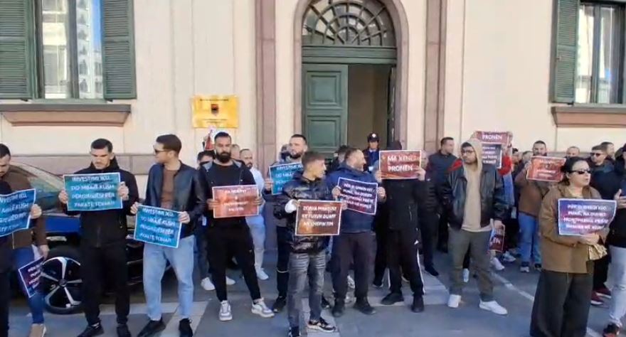 Bllokimi i monopatinave  protestë para MB  Qytetari  Na thanë do nxjerrim rregulla  por mashtruan  Zonja ministre ka futur dua   