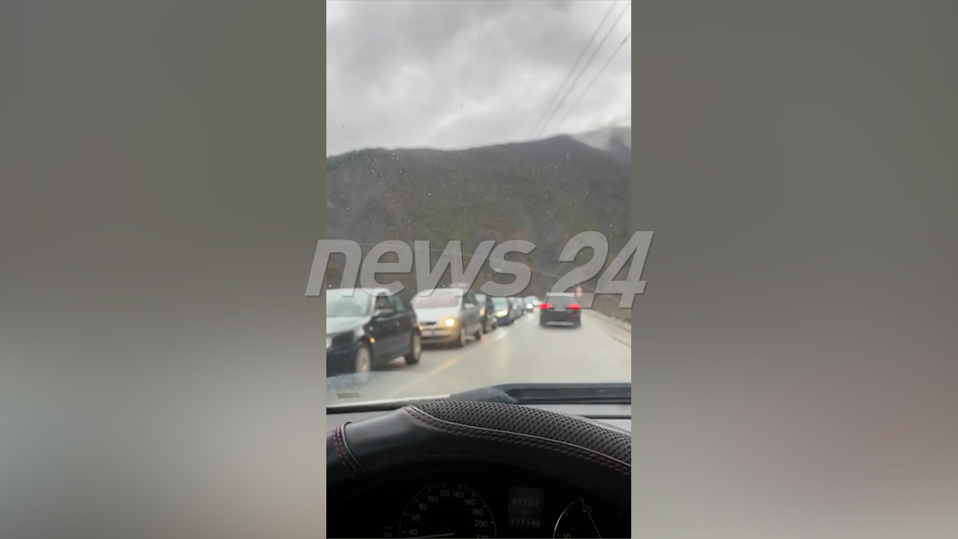 Radhë kilometrike në aksin Librazhd Elbasan  rëndohet trafiku rrugor