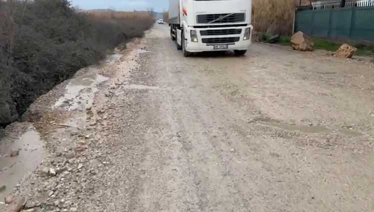 500 m rrugë si në Mesjetë! Banorët e Gramzës në protestë, bllokojnë aksin pranë Thumanë-Kashar. Aulon Kalaja: Jo asfalt elektoral!