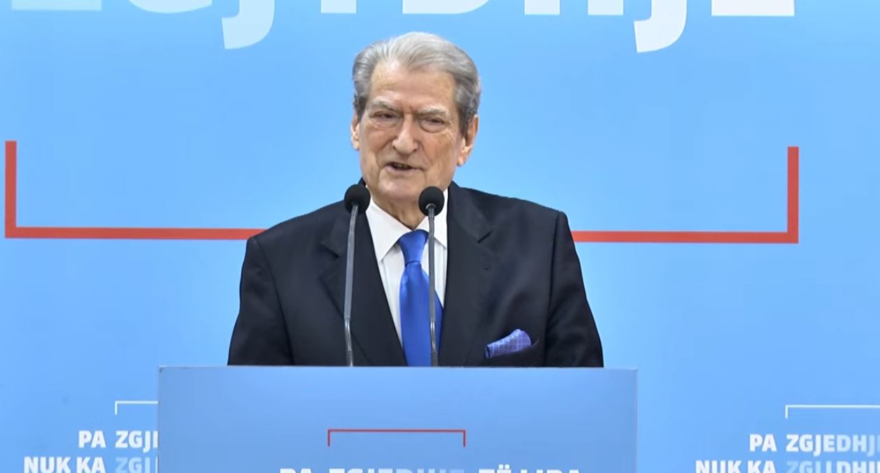  Hapet sipari i protestave në ambasada   Berisha zbulon skenarin e tubimit të sotëm  Kryengritje e fuqishme paqësore 