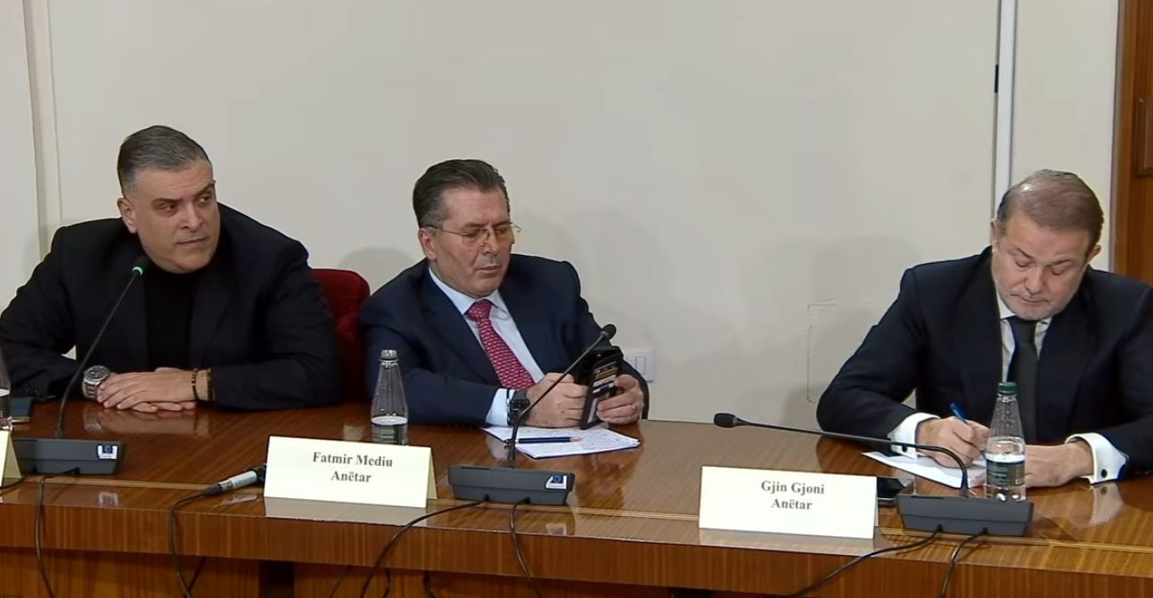 “Ju i shkatërruat standardet e zgjedhjeve me ‘çunat problematikë’”/ Blushi te “Zgjedhorja”: Na e kurseni moralin, vratë votën e lirë më 11 maj!