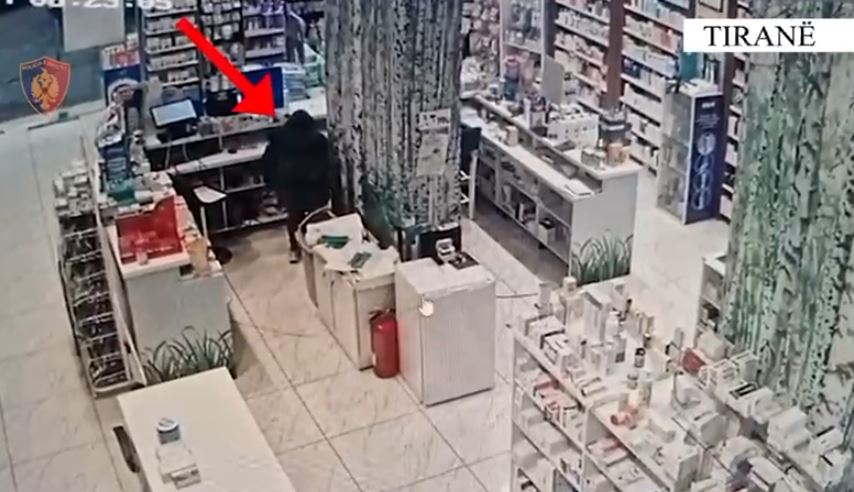 Vjedhje në subjekte të ndryshme  arrestohet 26 vjeçarja në Tiranë  Kamerat kapin momentin kur përplaset me shitësen dhe    