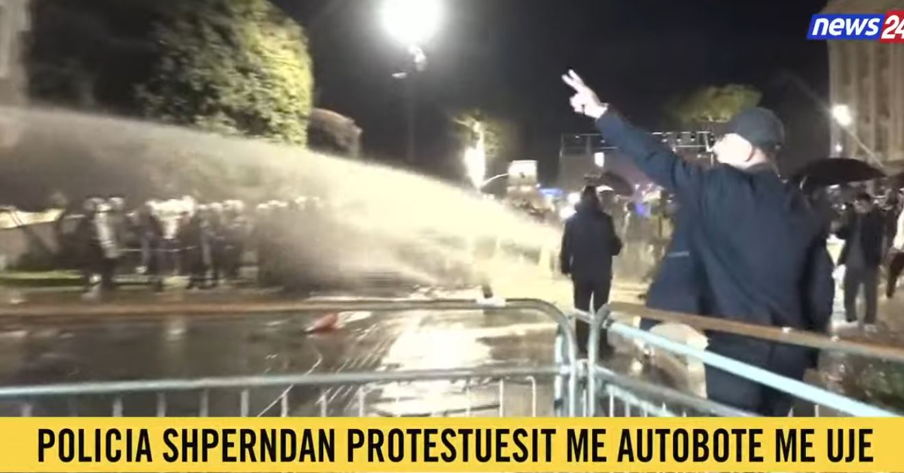 Fishekzjarret “ndezin” sheshin para Kryeministrisë, policia hedh ujë drejt protestuesve të opozitës