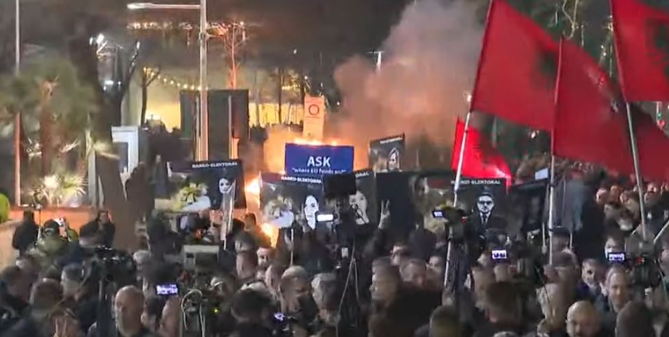 Protesta e PD  plasin molotovët  u vihet zjarri koshave të mbeturinave