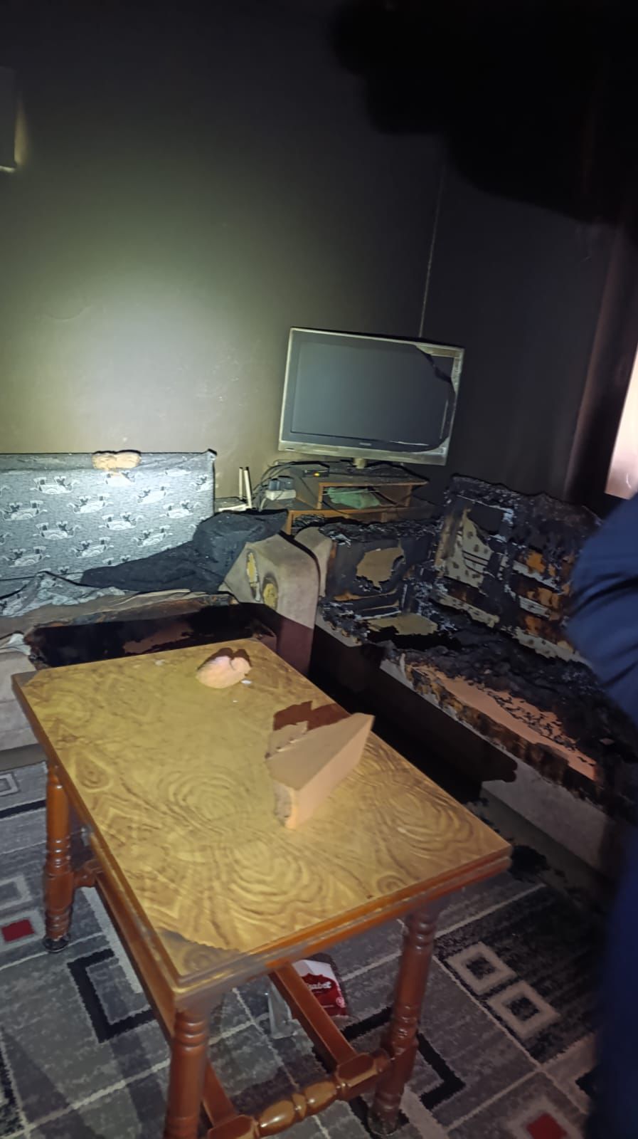 Përfshihet nga flakët banesa e pabanuar në Maliq, shmanget përhapja e zjarrit