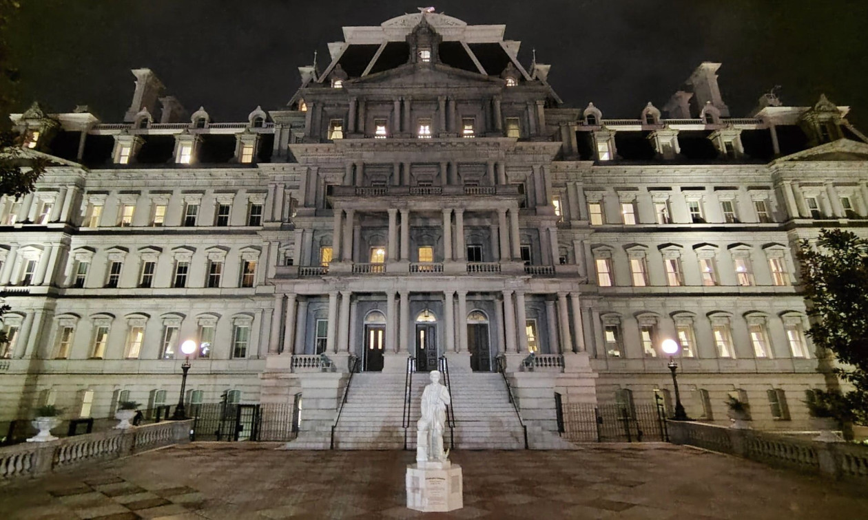 Statuja e Kristofor Kolombit vendoset pranë Shtëpisë së Bardhë