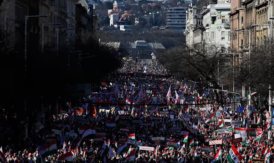  FOTO  Një muaj para zgjedhjeve në Hungari  Orban dhe lideri i opozitës sfidojnë njëri tjetrin me tubime masive në rrugët e Bu   