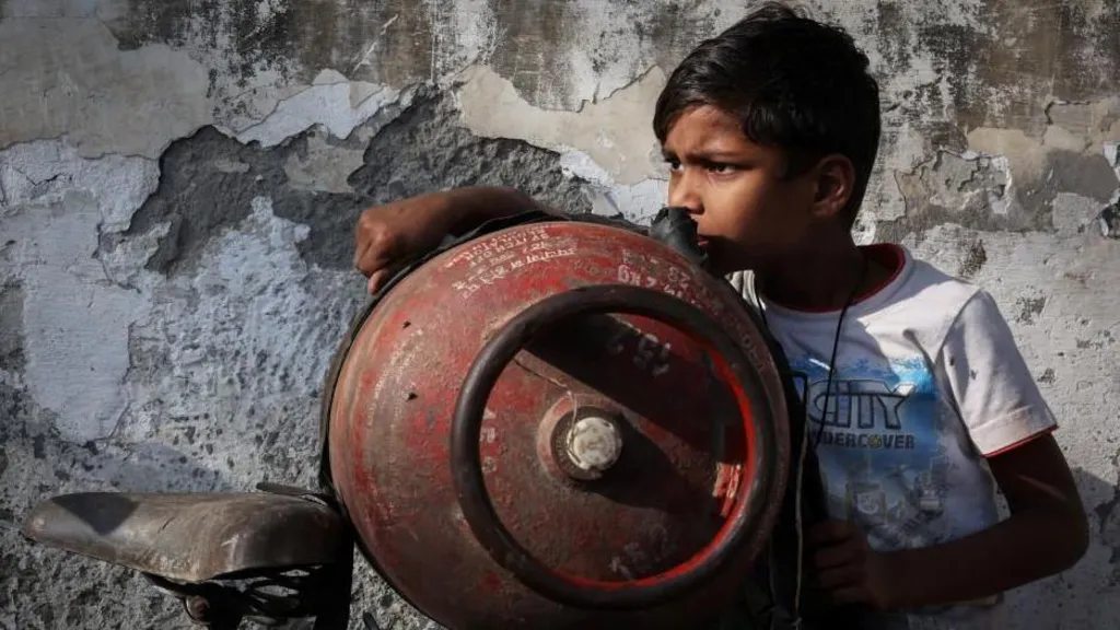 Punë nga shtëpia dhe mbyllje universitetesh/ Jeta e përditshme në Azi po përmbyset nga kriza e karburantit pas luftës në Iran