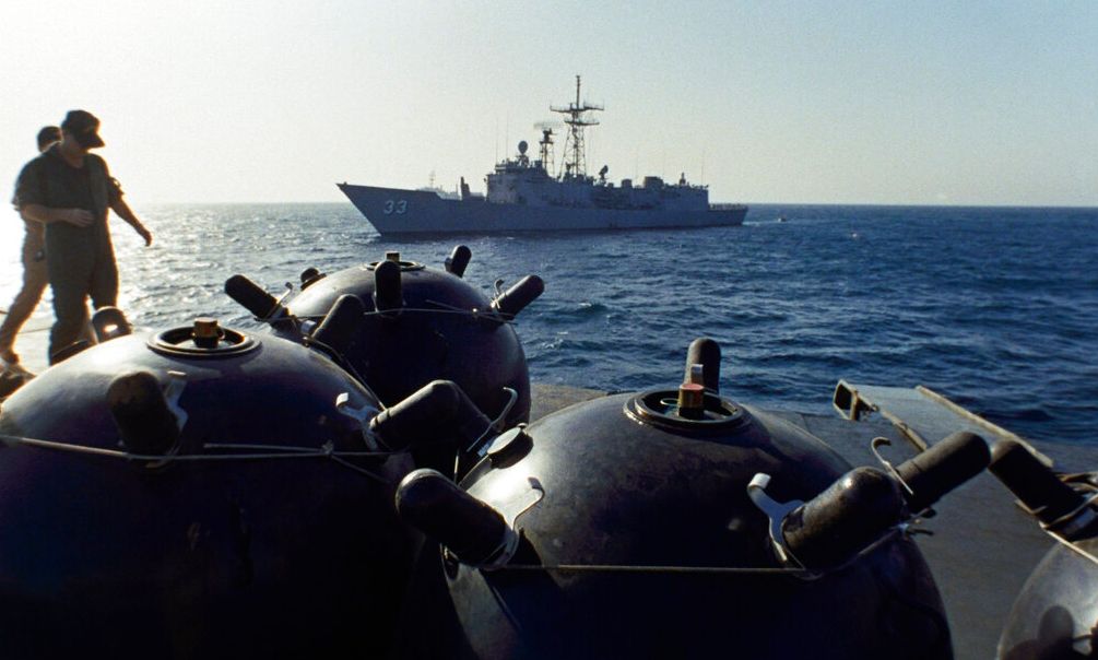 Kalimi që po e “djeg” Evropën/ A do ta bllokojnë rebelët Houthi Ngushticën Bab el-Mandab? Rreziku për tregtinë globale dhe energjinë