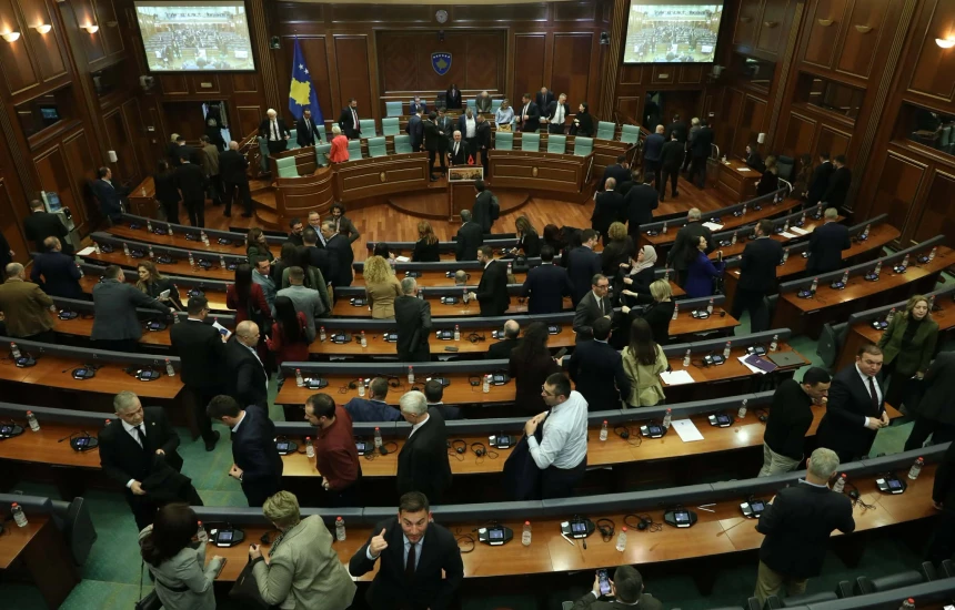 Kosovë  Amendamenti i Osmanit për President nga populli  ndërpritet seanca e jashtëzakonshme  nuk ka kuorum