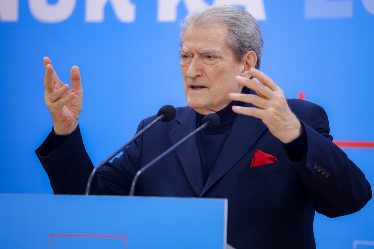 Balluku shfaqet në Fier, Berisha thirrje qytetarëve: Gjuajeni me domate dhe vezë hajduten!