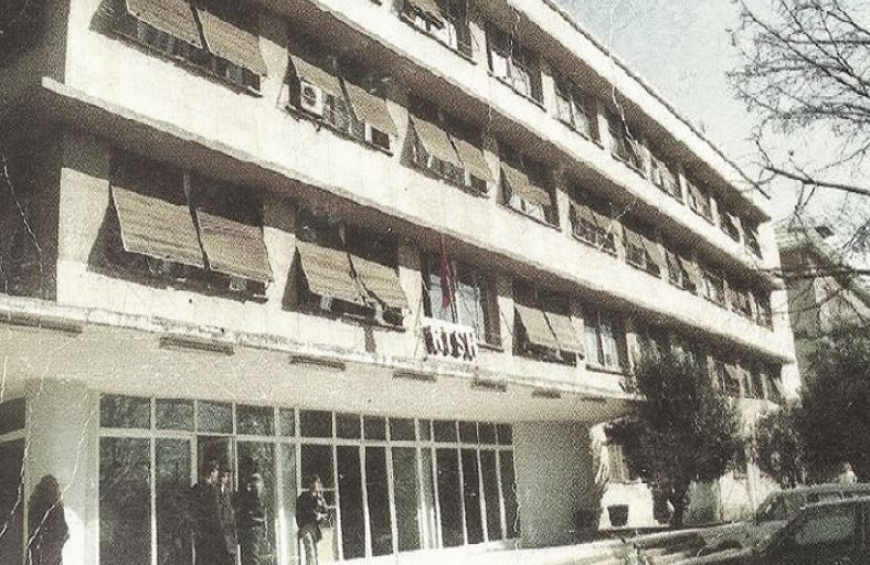  Pas internimit tim në Fushë Arrëz në  82 in  në vendin tim  u katapultua nipi i Ramiz Alisë  i cili së bashku me gruan e tij    