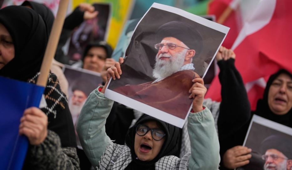 Iranianët i japin lamtumirën Ali Khameneit  nis sot ceremonia në Teheran  zgjat tre ditë