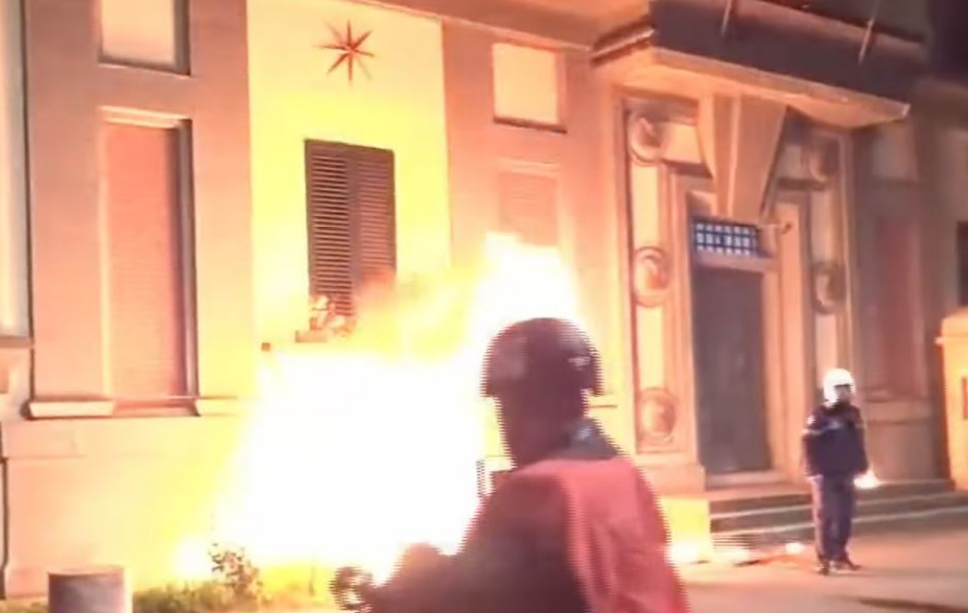 Tensione në protestën e PD  molotovë e fishekzjarre në drejtim të MB dhe ish ministrisë së Ballukut  policia përgjigjet me gaz   