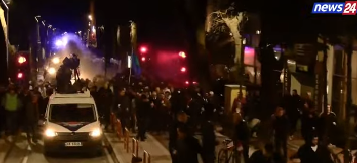 Tensionet në protestën e opozitës, lëndohet Berisha, i hidhet spray në sy