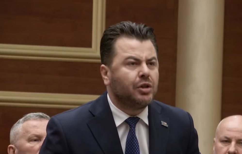  Mungojnë sot 50 mijë vota në votëbesimin e qeverisë   Shehaj u përjashtua 20 ditë nga Kuvendi  Kapri sfidë Peleshit  Gjeni nj   