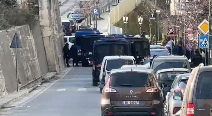 VIDEO   Blindohet  Vlora  forca të shtuara policore dhe kontrolle banesash  pamje nga operacioni