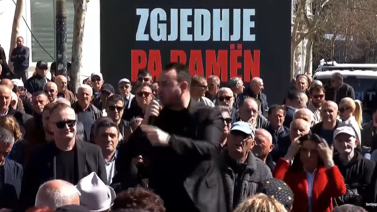  Bëhuni polici e shtetit  jo pushtetit   Balliu mes protestuesve  thirrje efektivëve  Bashkohuni me ne kundër nark   