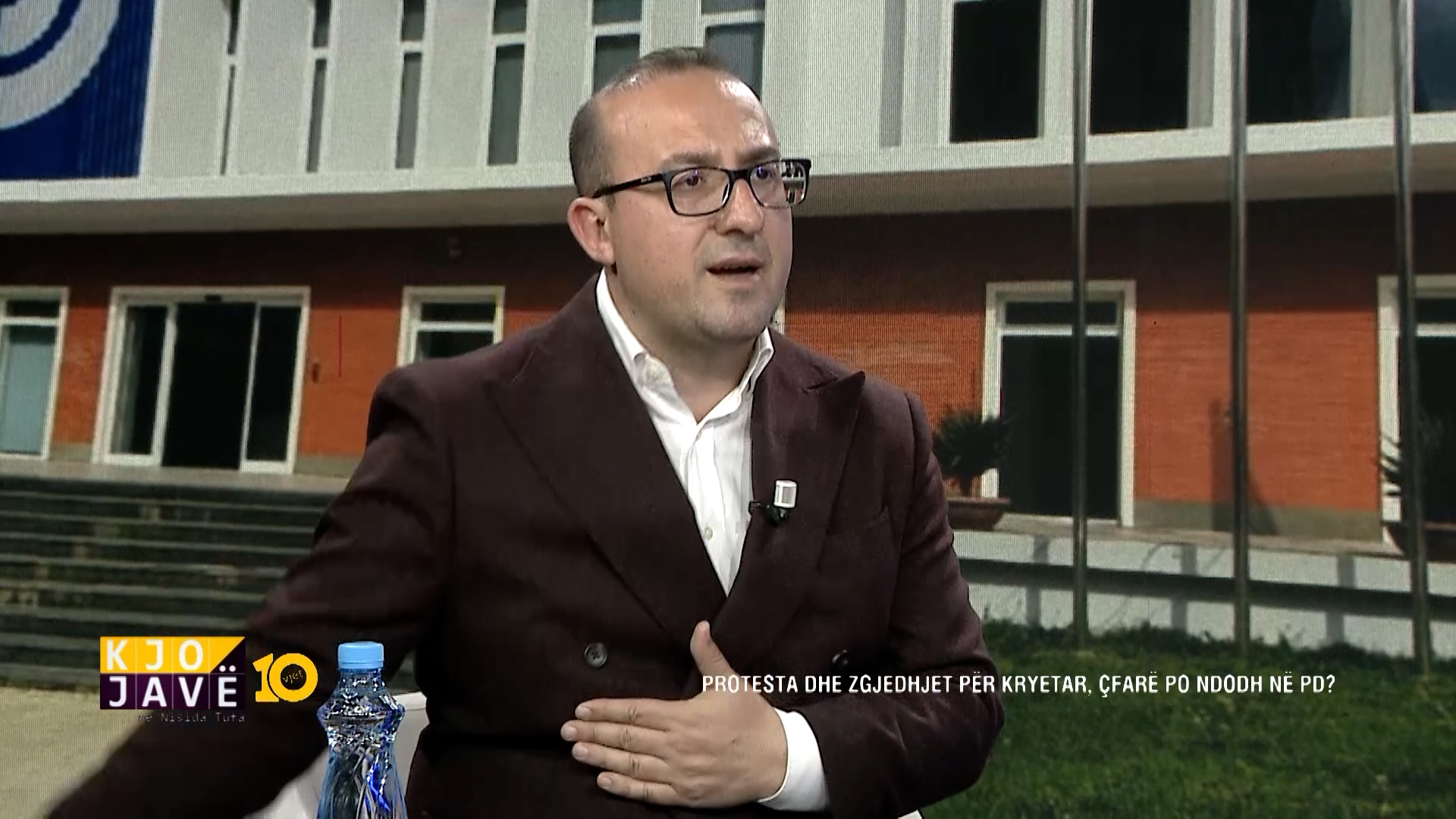   Litari i alpinistit  nuk do ta mbajë dot më peshën e provave për Ballukun   Korreshi nuk kursen batutat  Edhe një regjisor i   