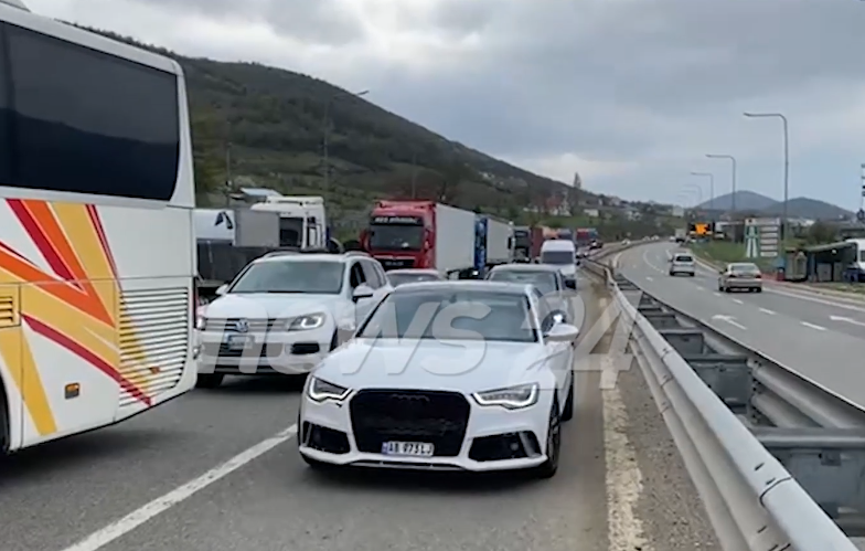 Radhë e gjatë  Tifozët shqiptarë bëhen bashkë  nisen drejt Kosovës   sundojnë  ngjyrat kuqezi