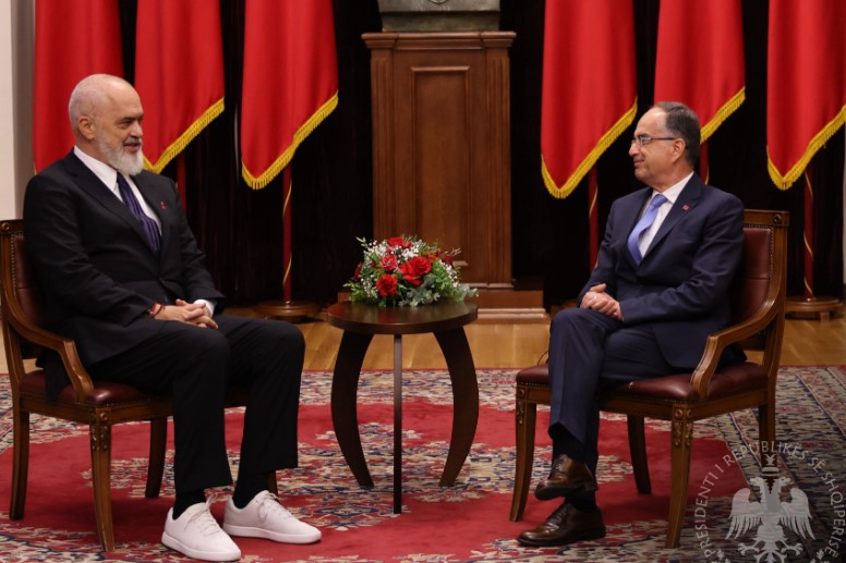 Pritet dekretimi i ndryshimeve në qeveri  Rama takon sot Presidentin Begaj  mbërrin në Pallatin e Brigadave
