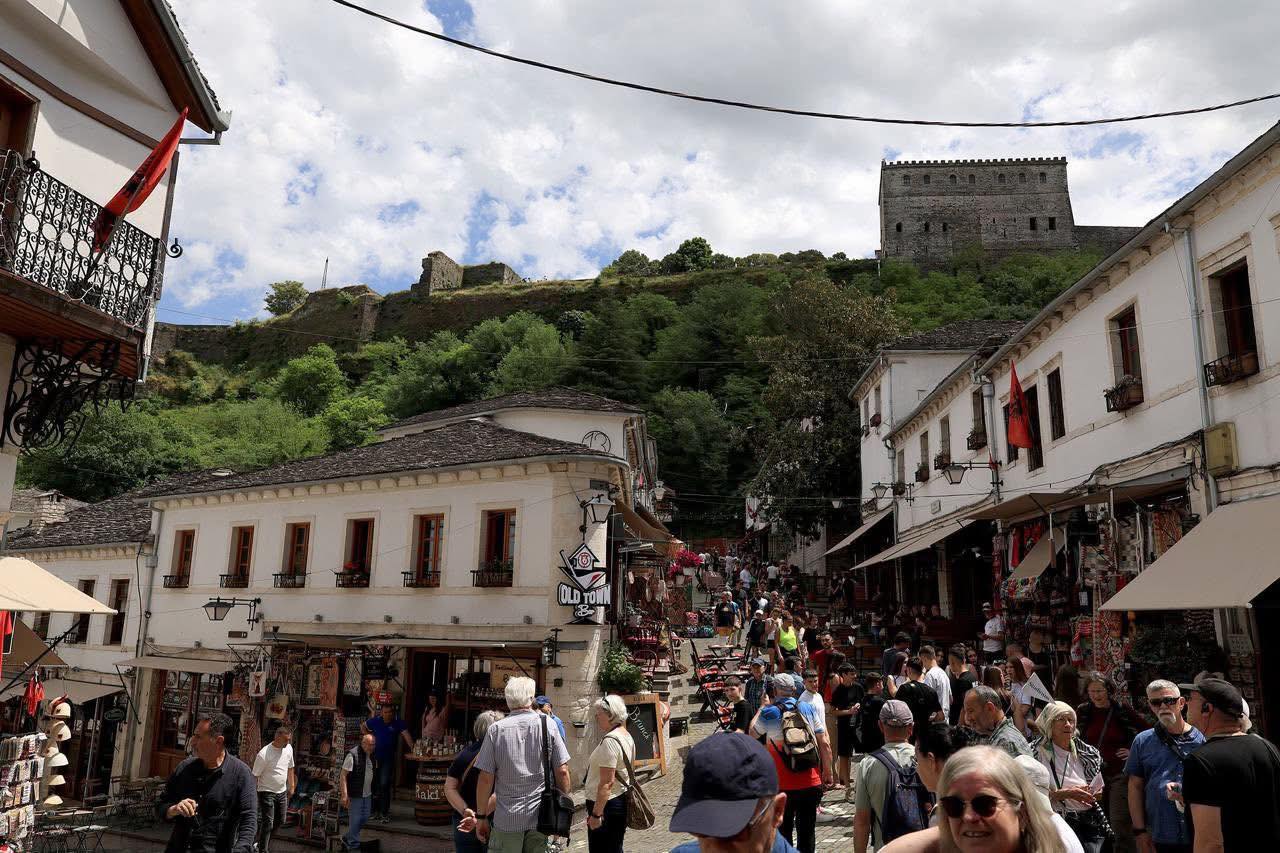 Lufta mund të ndihmojë turizmin në Shqipëri, po vijnë të huajt, që anuluan planet në Lindjen e Mesme