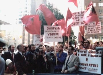 Mergata Anti Komuniste. Abaz Kupi Ne Krye Te Demostruesve Shqiptare Para Ambasades Se Shqiperise Ne Okb. New York Foto E Viteve 70
