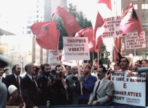 Mergata Anti Komuniste. Abaz Kupi Ne Krye Te Demostruesve Shqiptare Para Ambasades Se Shqiperise Ne Okb. New York Foto E Viteve 70