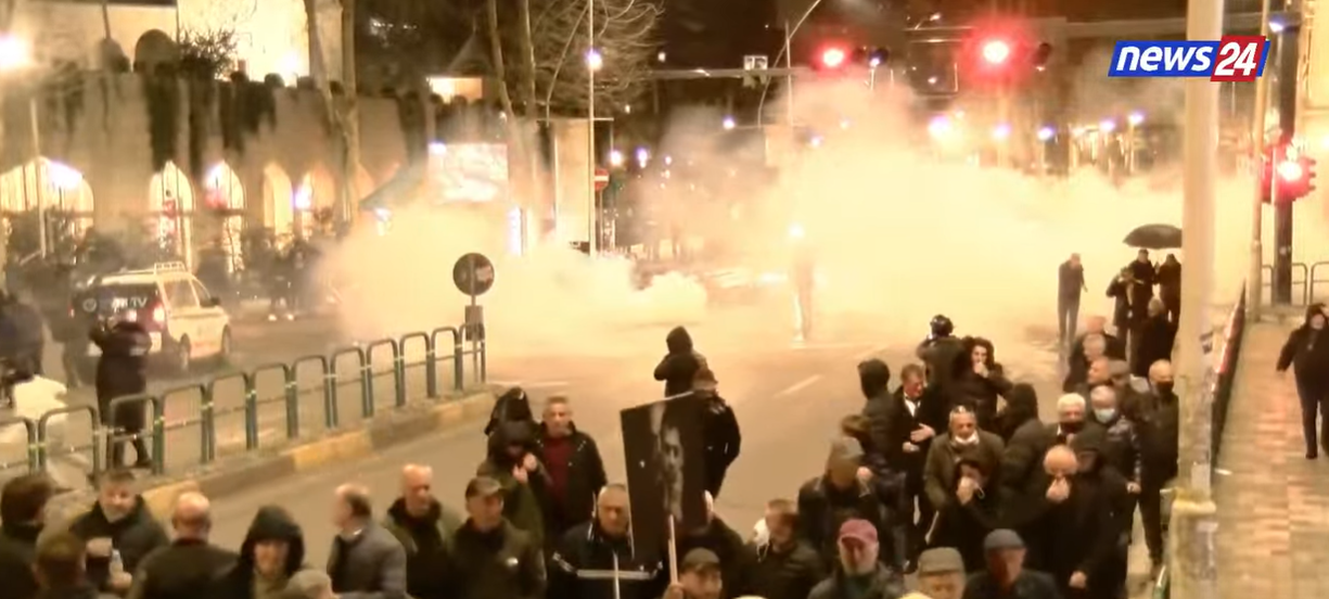 Tensione në protestë  Hidhen seri molotovësh në drejtim të autobotëve të ujit  policia hedh gaz lotsjellës  VIDEO 