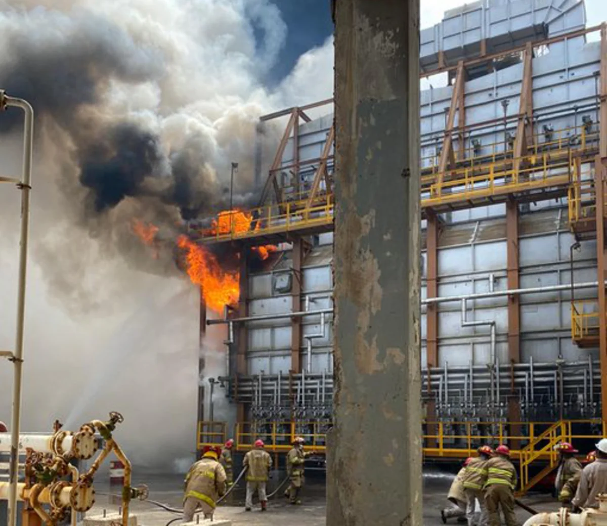 Rafineria e naftës në Meksikë përfshihet nga flakët  pesë të vdekur
