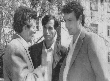 Pjestare Te Sigurimit Te Shtetit Duke Diskutuar Midis Tyre. Foto E Viteve 70 80