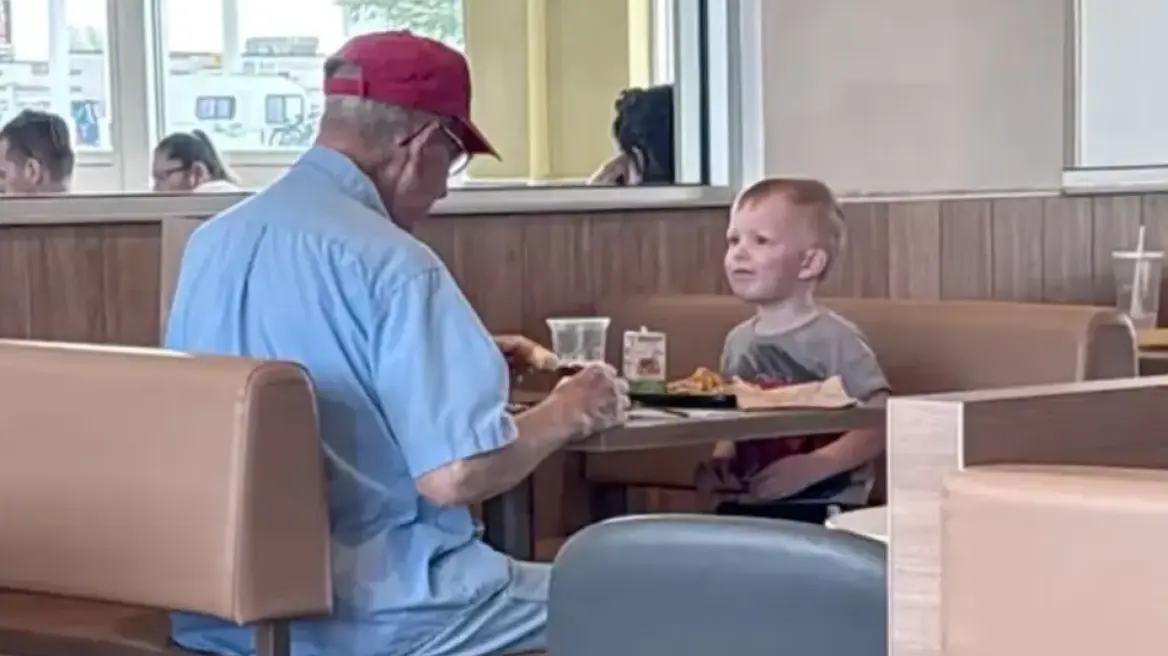 Videoja që preku TikTok-un: Një fëmijë 3-vjeçar pa një të moshuar duke ngrënë vetëm dhe iu afrua për t’i bërë shoqëri, duke prekur zemrat e të gjithëve – “më bëri të qaja në mes të McDonald’s-it”