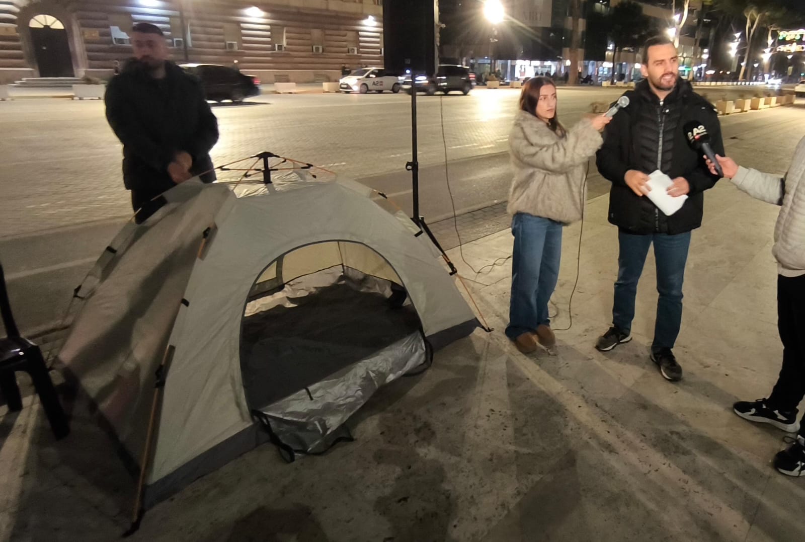  Shqipëria Bëhet  në protestë  Lapaj vendos çadrën përpara Kryeministrisë  Në shesh kundër hajdutërisë  Beteja jon   