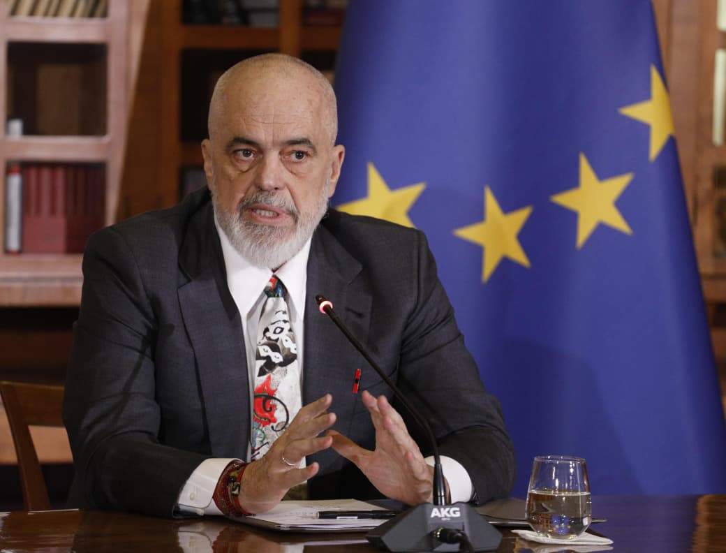  Burg për ndërtime pa leje e drita  për korrupsion jo    Rama përplaset me gazetaren  Askush s ka shkuar pas hekurave për mosp   