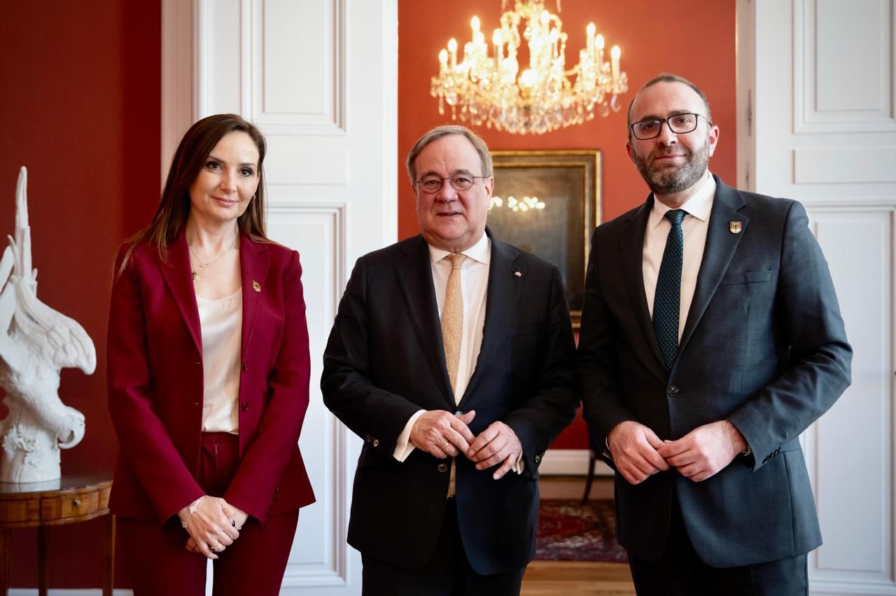 deputetet-e-pd-ne-bundestag-bardhi-dhe-tabaku-takohen-me-armin-laschet-nga-fjalet-te-veprat-koha-per-nje-lufte-reale-kunder