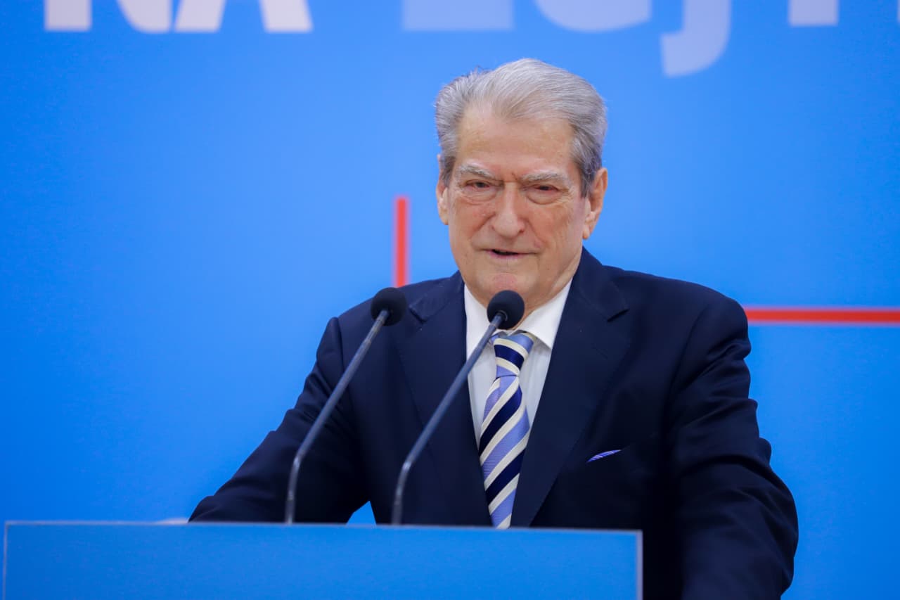 Drafti i PS për referendumet  Berisha i prerë  S votojmë asnjë ligj të PS  Rama përpiqet që me shashka të mbulojë vjedhjet 