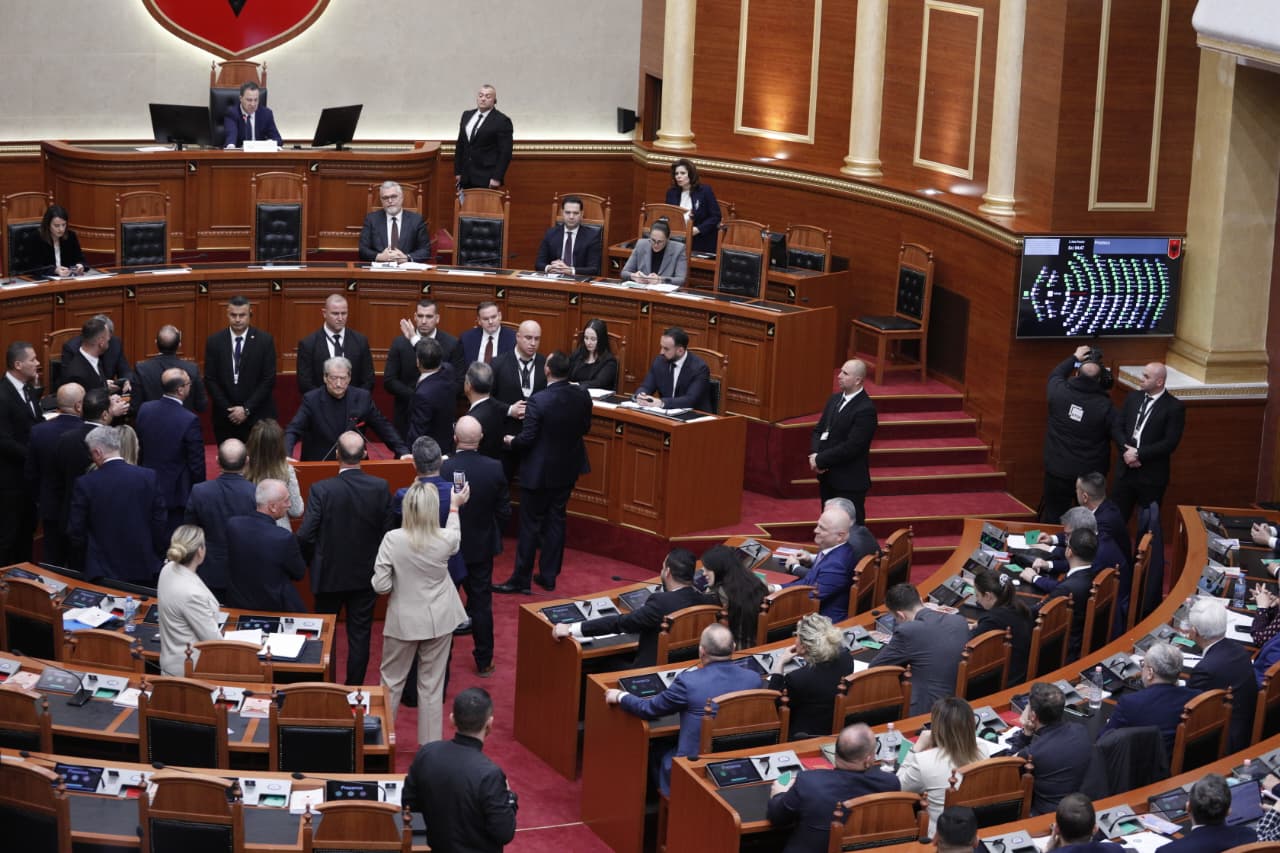 Nga shkarkimet  te emërimet  Kuvendi miraton mes tensioneve ndryshimet në qeverinë Rama