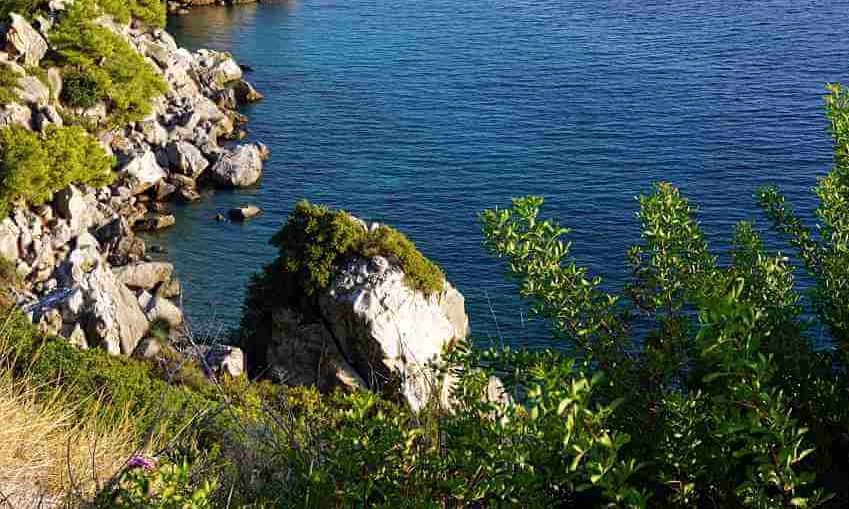 Thriller në Greqi  Gjenden brenda një valixheje eshtrat e dy personave në një liqen artificial në një resort turistik