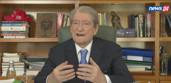  Rama nënshtrohet pa kushte ndaj Vuçiçit   Berisha  Që të mbroje veten dhe Ballukun  i mbylli derën e Brukselit shqiptarëve