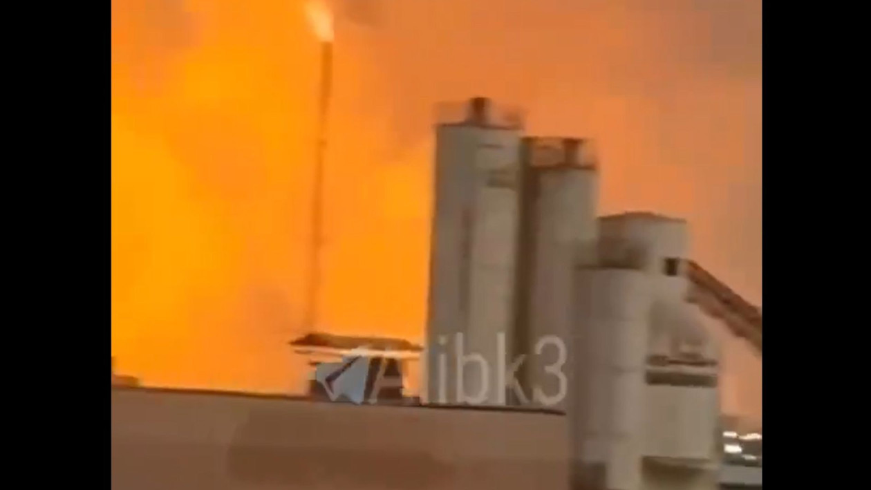 VIDEO  U sulmua nga raketa balistike iraniane  fabrika e naftës në Bahrein përfshihet nga flakët