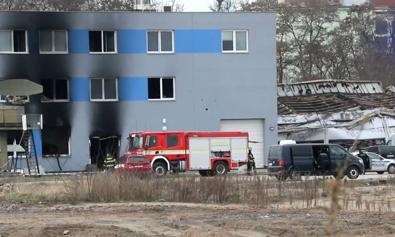 VIDEO  Zjarr në fabrikën izraelite të dronëve në Çeki  dyshime për sulm të qëllimshëm