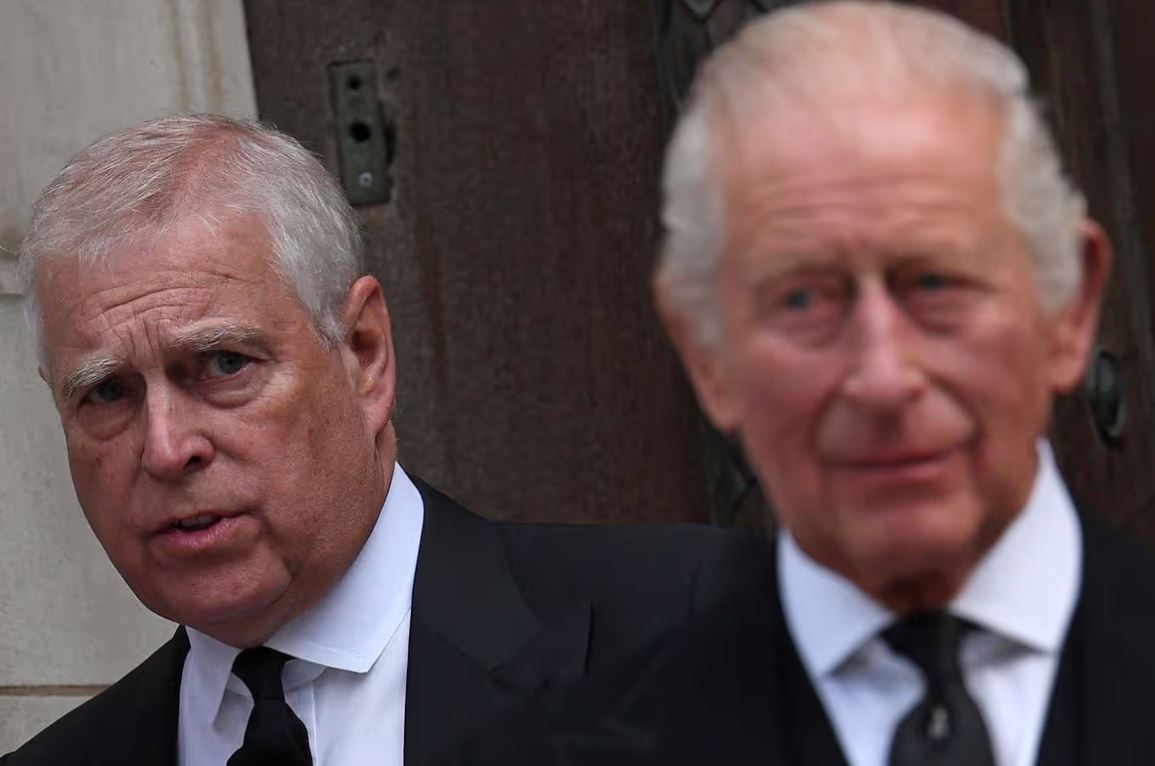 Akuzat për shpërndarje të informacioneve sekrete tek Epstein  Mbreti Charles përzë vëllain e tij ish princin Andrew nga rezide   
