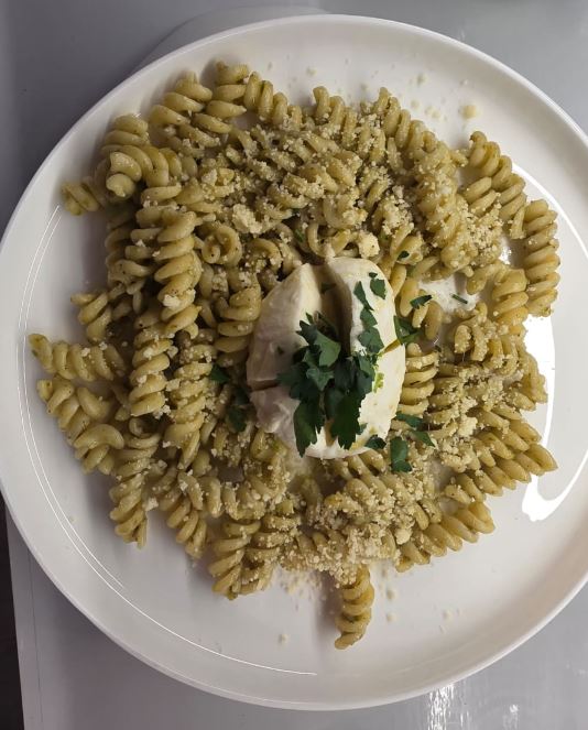 Pasta me djathë burrata  brusketa mix dhe brusketa me krem djathi dhe proshutë  Recetat e ditës