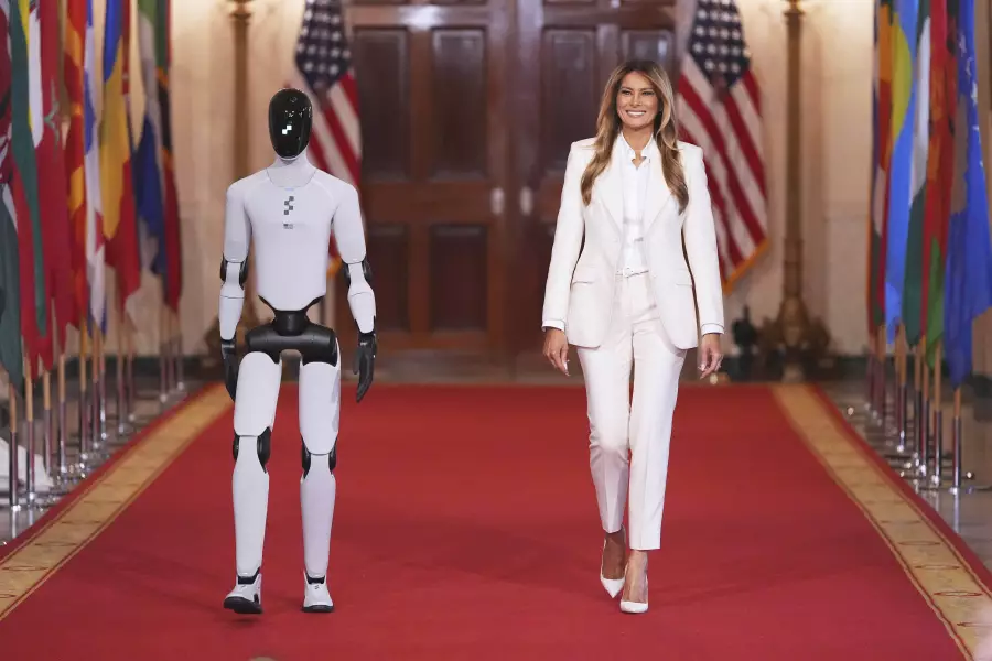 Jo vetëm punë shtëpie dhe larje enësh  Roboti humanoid prezantohet në Shtëpinë e Bardhë  ecën krah Melania Trump në tapetin e    